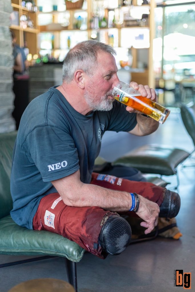 Swifty trinkt ein Bier nach dem Boarden